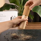 DELUXE™ Gewürzmühlen-Set „Riviera" — Geriffeltes Akazienholz mit Keramikmahlwerk