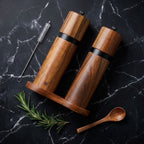 DELUXE™ Gewürzmühlen-Set „Classique" — Natur Akazienholz mit Keramikmahlwerk
